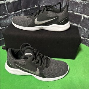 Nike Flex Experience Black/White Dark Smoke Grey Women's Size 9